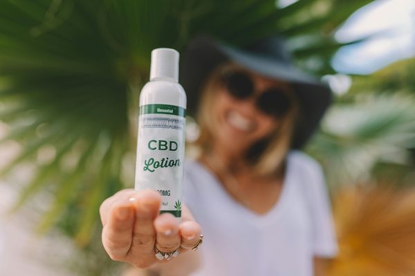 Guide complet sur les fleurs de CBD bio : Origine, avantages, méthodes d'utilisation et législation